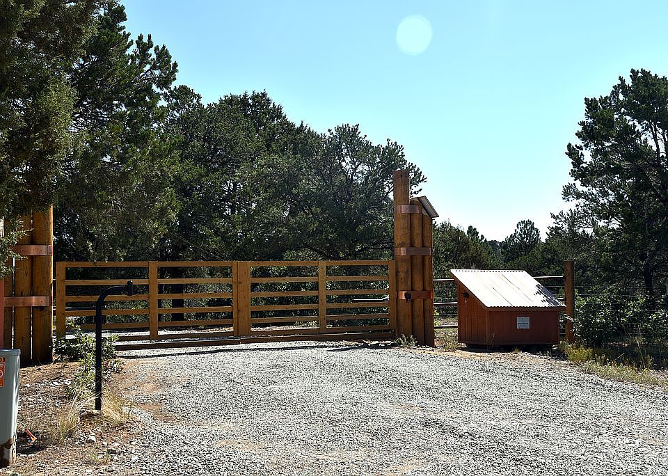 Electric gate and parcel box