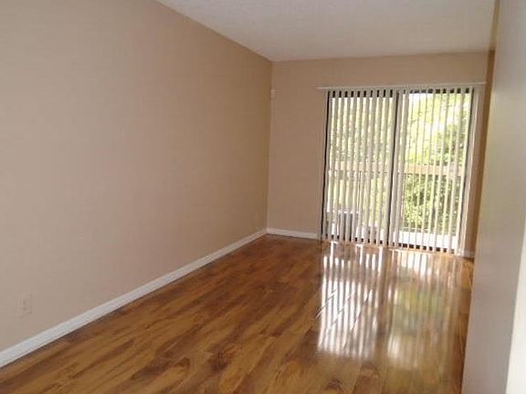 4th image of 4203 Lakeside Dr