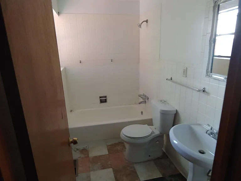 2132 John Ave — Photo 7