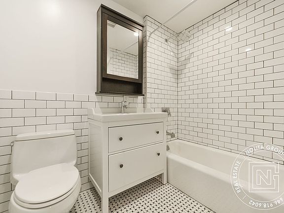 5th image of 242 Mulberry St #East5