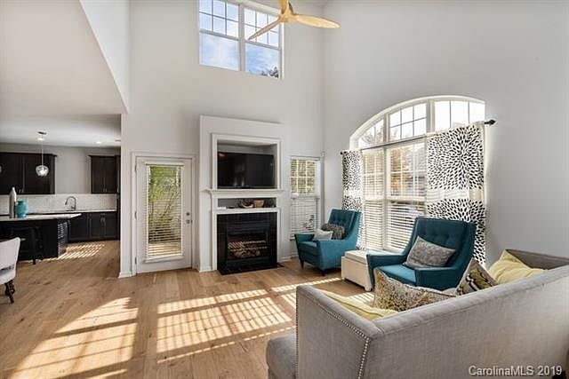 1st image of 3124 Mistletoe Dr