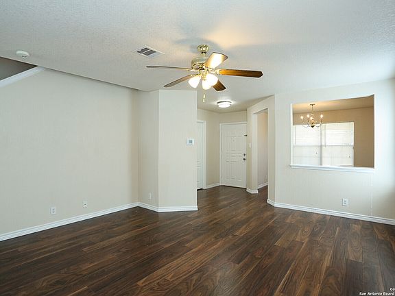 4th image of 431 Amberdale Oak
