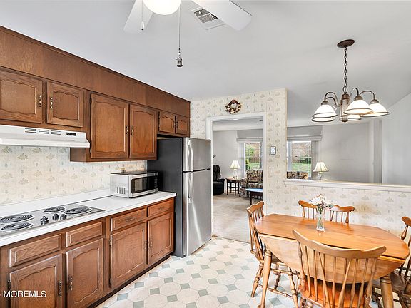 4th image of 934B Thornhill Court #B