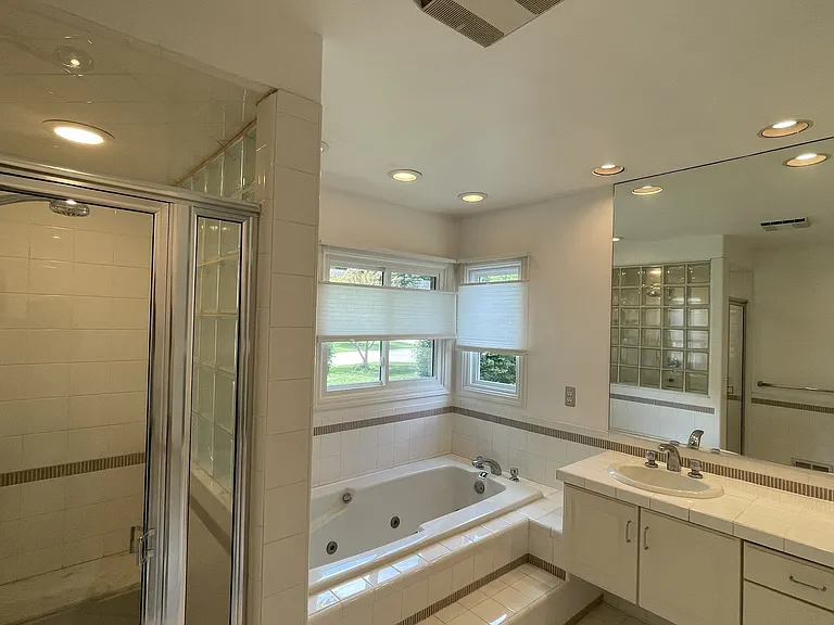 517 Essex Dr — Photo 22