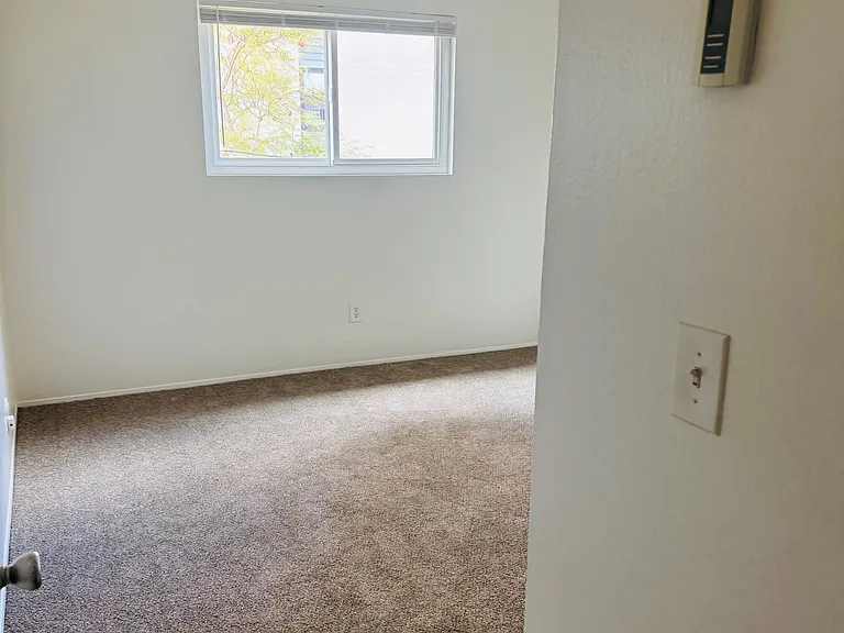 1033 Robinson Ave #13 — Photo 5