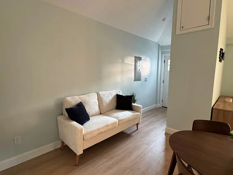 58 7th St #4 — Photo 3