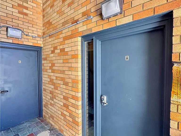 2043 W Allen St #A — Photo 2