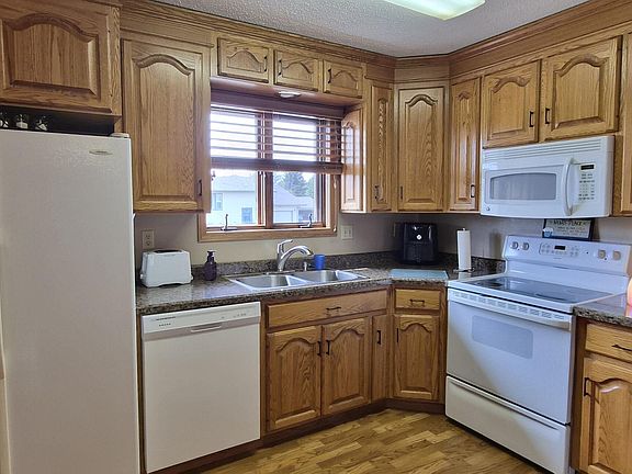 4th image of 837 13th St E