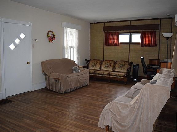 5th image of 321 Curtin St S