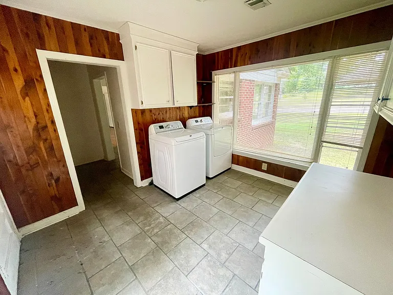 410 E Gov St — Photo 11