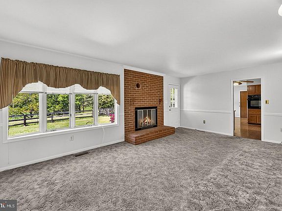 3rd image of 40297 Braddock Rd