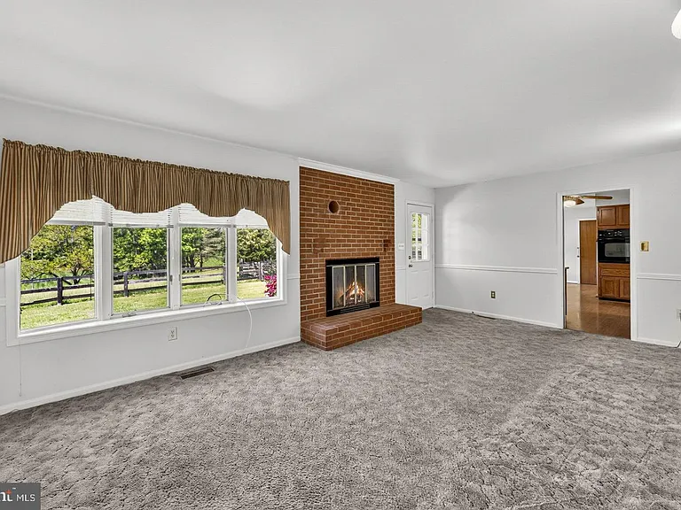 40297 Braddock Rd — Photo 3