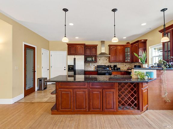 3rd image of 605 Redwood Avenue