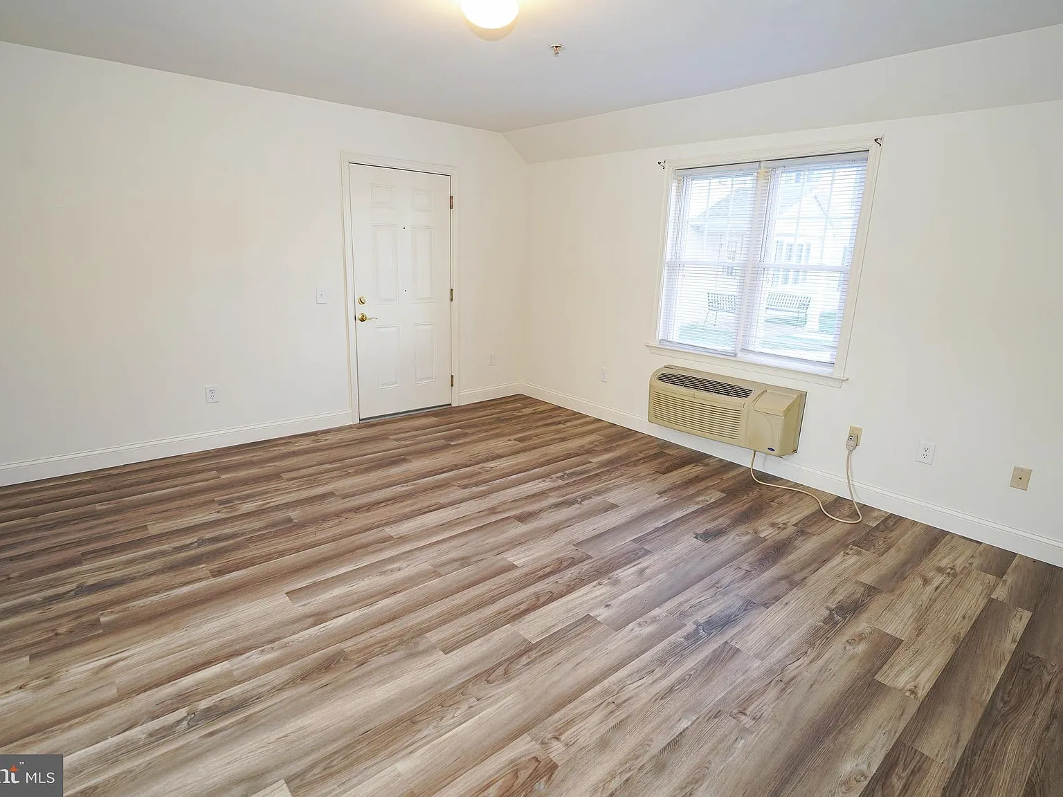 2 bed, 1000 sqft, $1,195 — Photo 2
