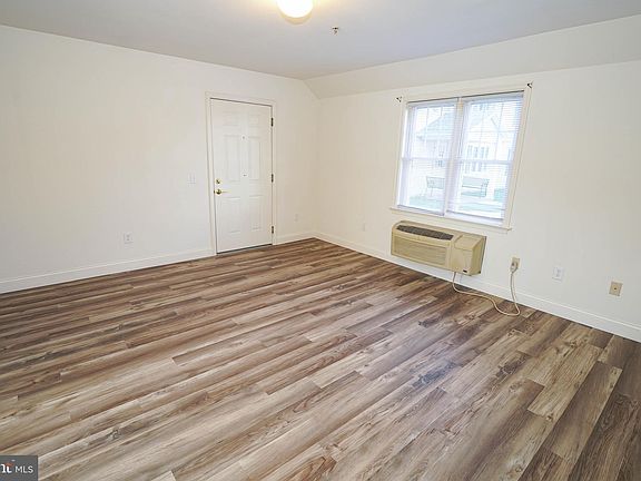 2nd image of 800 Travers St #6