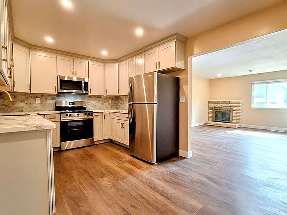 2nd image of 890 Burbank Dr APT 1