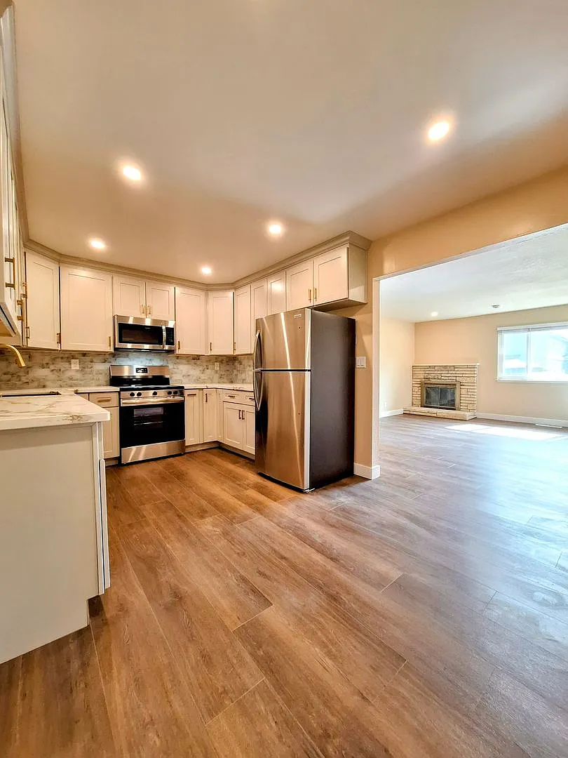 Building Photo - 890 Burbank Dr #1