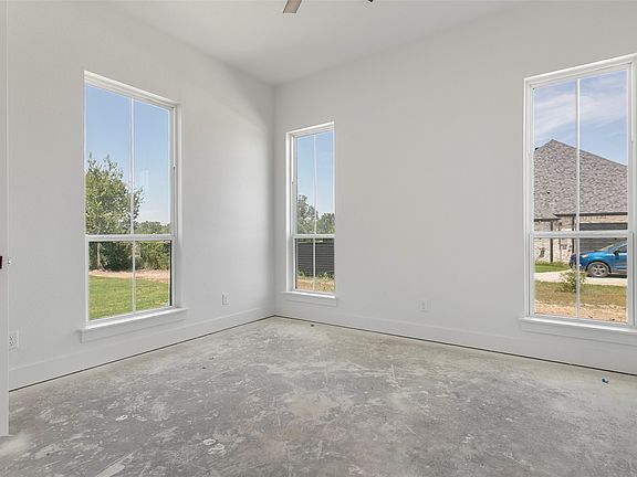 5th image of 4040 Overlook Way
