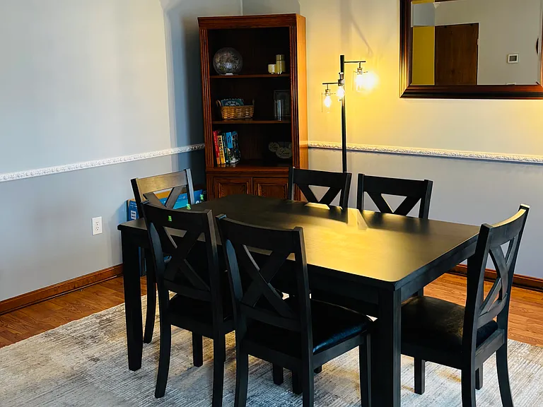 1341 Robinhood Ln — Photo 3