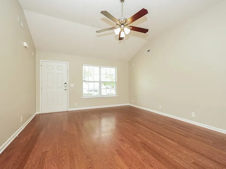 1017 Cheryl Ln — Photo 3