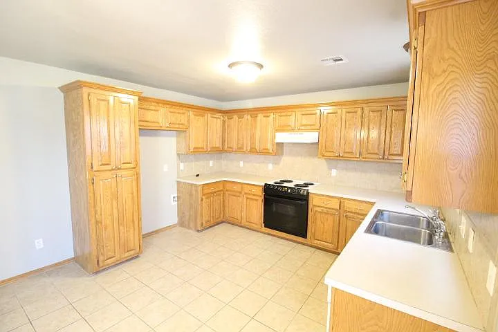 620 Eastview Dr — Photo 6