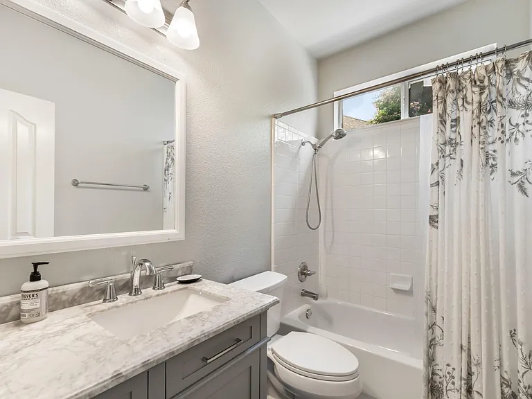 1107 Hollybrook Cv — Photo 30