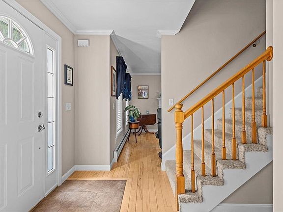 4th image of 33 Stacy Street