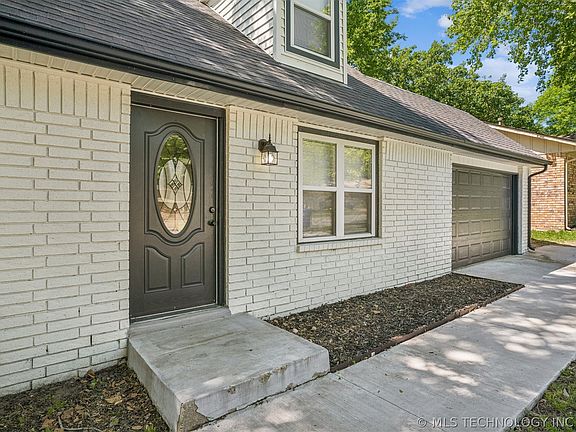 3rd image of 205 W Waco St