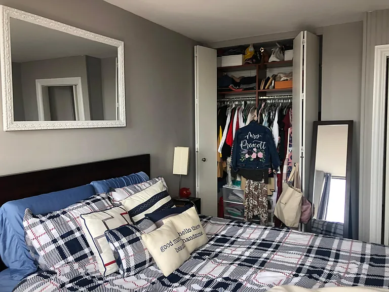 Bedroom w/ closet