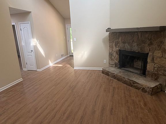 3rd image of 183 Vaughn Rd #183