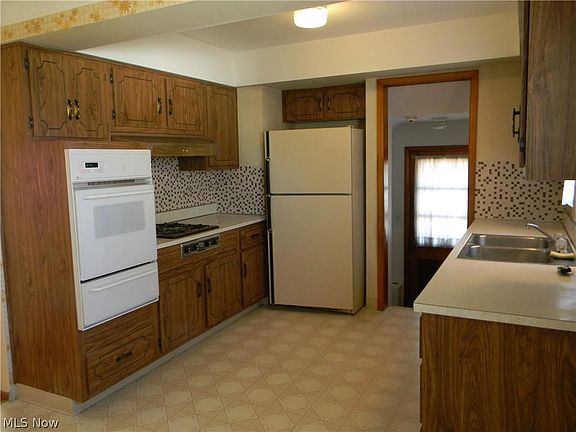 4th image of 12513 Eastwood Blvd
