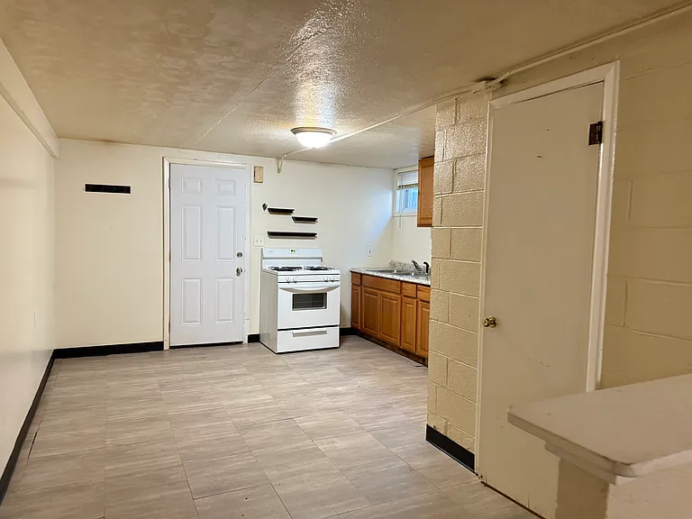 321 W 5th St #A — Photo 14