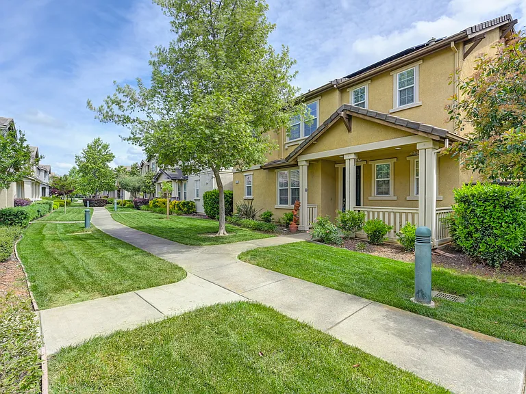 24 Crystalwood Cir — Photo 3