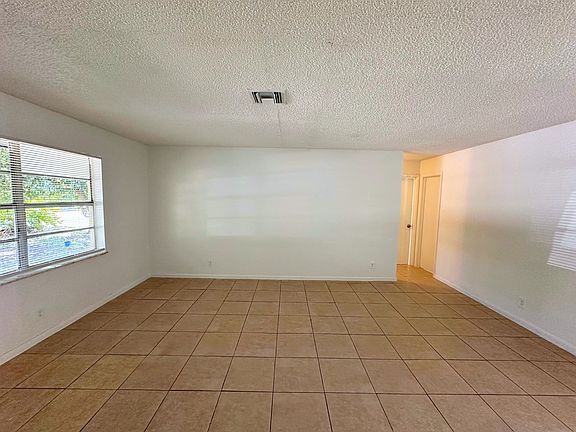 4th image of 4872 Serafica Dr
