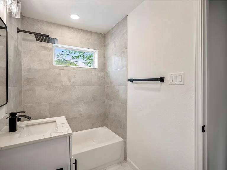 3923 Alsace St — Photo 10