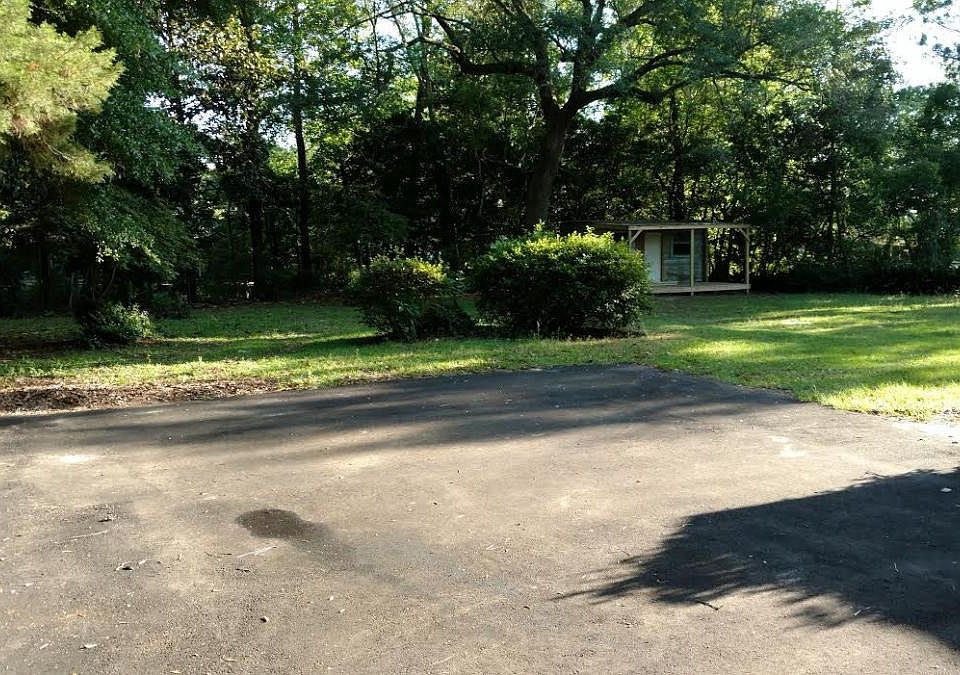 Fenced back yard with dog-run, storage/work shop