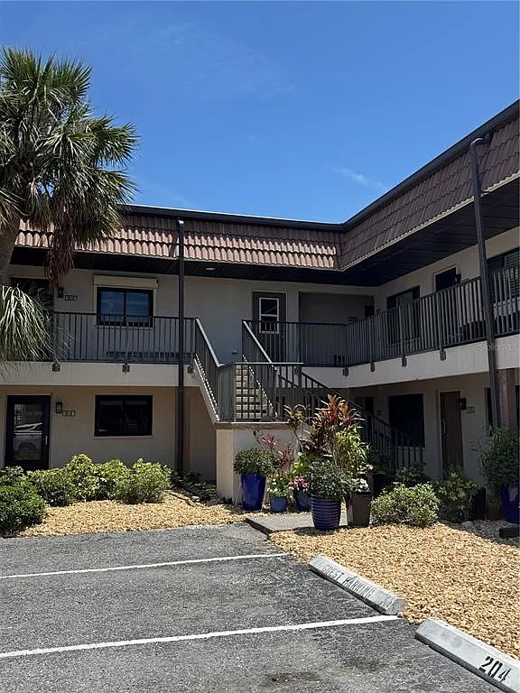 2 bed, 1.0 bath, 707 sqft, $1,700 — Photo 1
