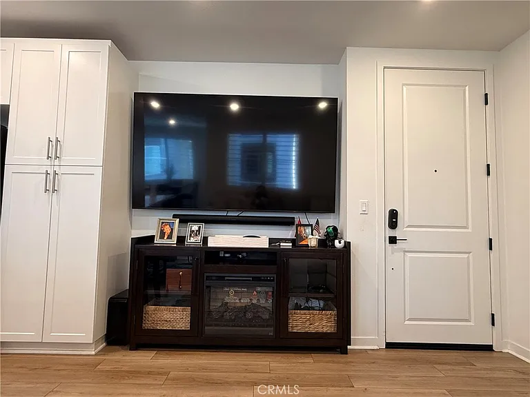 6123 Valentina Way — Photo 5