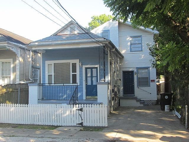 Street View front of building
