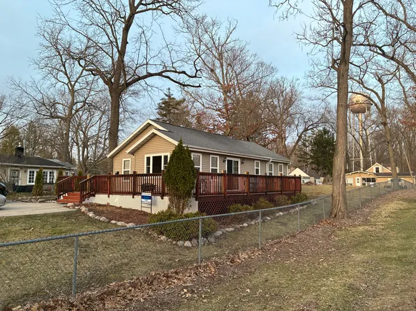 5 Menomonee Rd, Williams Bay, WI 53191