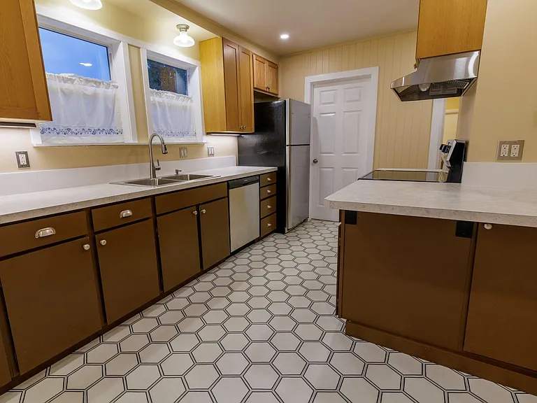 1420 E Victor St — Photo 2