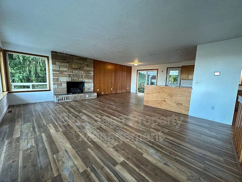 4 bed, 2.0 bath, 2444 sqft, $2,450 — Photo 4