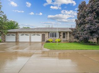 608 4th St NE, Farley, IA 52046