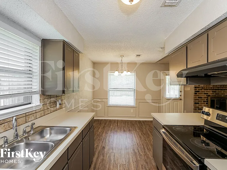 1128 Andrew St — Photo 8