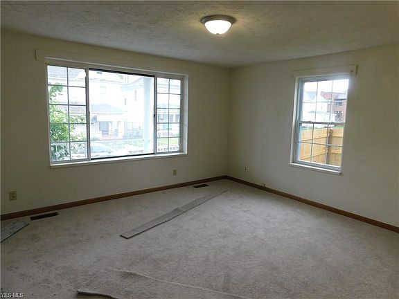 4th image of 1039 Swann St