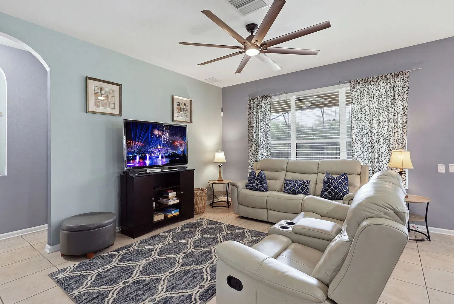 6 bed, 4.0 bath, 2820 sqft, $6,120 — Photo 1