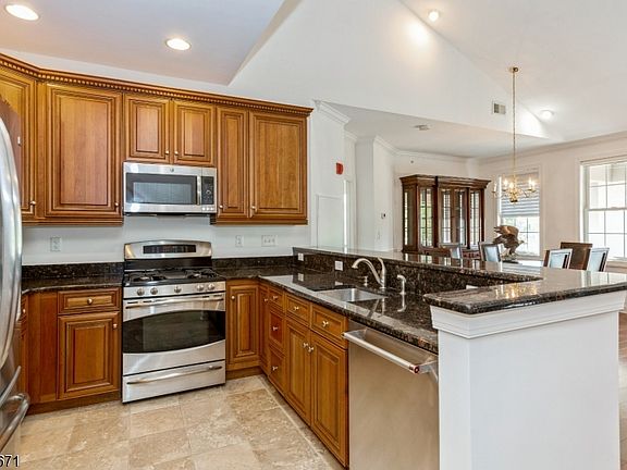 5th image of 385 Victoria Dr #385