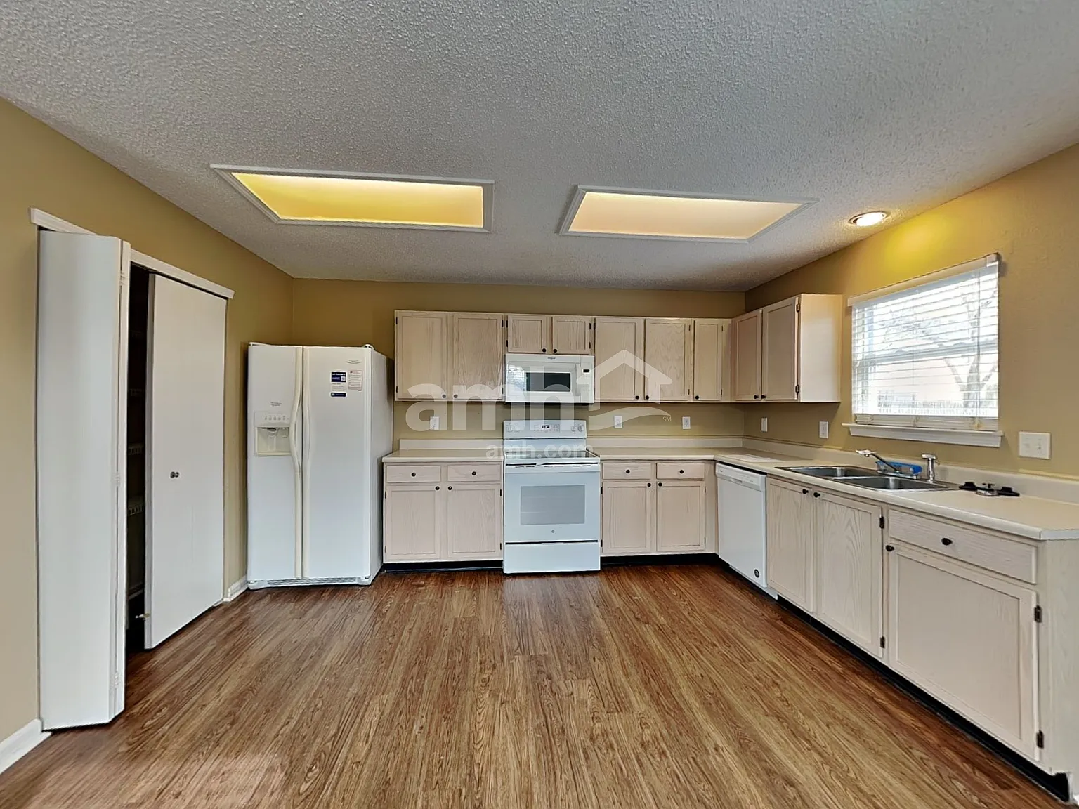3 bed, 2.0 bath, 1505 sqft, $1,995 — Photo 3