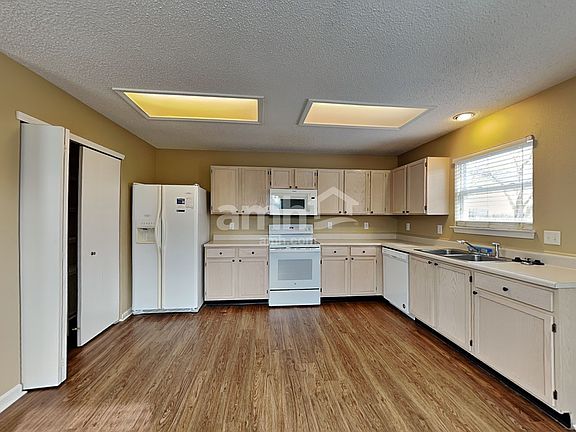 3rd image of 19354 Tradewinds Dr