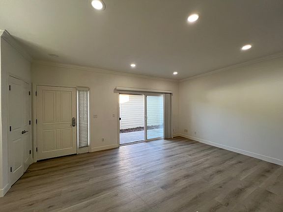 4th image of 726 Cottage Ct